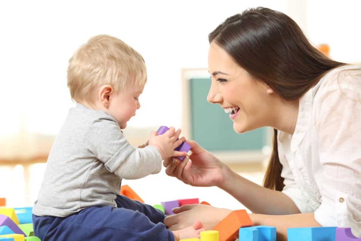 Therapist observing toddler during play for early signs of autism and developmental differences